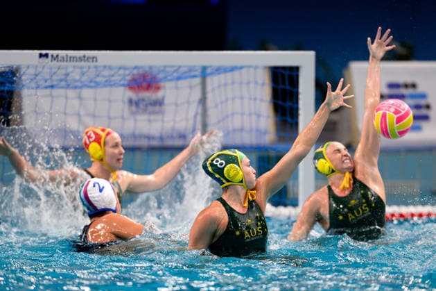 Water polo, Wasserball WORLD CUP AUSTRALIA ITALY, Sienna Hearn of Australia (c) reaches for the ball during the Water Polo World Cup Womens Quarter Final match between Australia and Italy at Sydney Olympic Park Aquatic Centre in Sydney, Wednesday, July 22, 2026. ( NO ARCHIVING, EDITORIAL USE ONLY SYDNEY NEW SOUTH WALES AUSTRALIA  Copyright: xSTEVExMARKHAMx 20260722155748975476