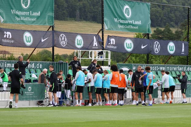 VfL Trainingslager, Weimarer Land Blankenhain, 22.07.2026, Fußball, Herren, Saison 2026 2027, 2. BL, VfL Wolfsburg, Sommer-Trainingslager: Tag 4. Autogrammstunde mit Kinder Weimarer Land, Thüringen Deutschland *** VfL Training Camp, Weimarer Land Blankenhain, July 22, 2026, Soccer, Men s, 2026–2027 Season, 2nd Bundesliga, VfL Wolfsburg, Summer Training Camp Day 4: Autograph Session with Children in Weimarer Land, Thuringia, Germany