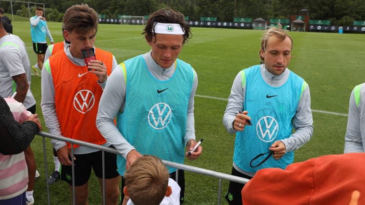 VfL Trainingslager, Weimarer Land Blankenhain, 22.07.2026, Fußball, Herren, Saison 2026 2027, 2. BL, VfL Wolfsburg, Sommer-Trainingslager: Tag 4. Autogrammstunde mit Kinder Weimarer Land, Thüringen Deutschland *** VfL Training Camp, Weimarer Land Blankenhain, July 22, 2026, Soccer, Men s, 2026–2027 Season, 2nd Bundesliga, VfL Wolfsburg, Summer Training Camp Day 4: Autograph Session with Children in Weimarer Land, Thuringia, Germany