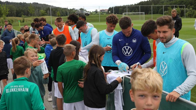 VfL Trainingslager, Weimarer Land Blankenhain, 22.07.2026, Fußball, Herren, Saison 2026 2027, 2. BL, VfL Wolfsburg, Sommer-Trainingslager: Tag 4. Autogrammstunde mit Kinder Weimarer Land, Thüringen Deutschland *** VfL Training Camp, Weimarer Land Blankenhain, July 22, 2026, Soccer, Men s, 2026–2027 Season, 2nd Bundesliga, VfL Wolfsburg, Summer Training Camp Day 4: Autograph Session with Children in Weimarer Land, Thuringia, Germany