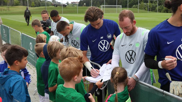 VfL Trainingslager, Weimarer Land Blankenhain, 22.07.2026, Fußball, Herren, Saison 2026 2027, 2. BL, VfL Wolfsburg, Sommer-Trainingslager: Tag 4. Autogrammstunde mit Kinder Weimarer Land, Thüringen Deutschland *** VfL Training Camp, Weimarer Land Blankenhain, July 22, 2026, Soccer, Men s, 2026–2027 Season, 2nd Bundesliga, VfL Wolfsburg, Summer Training Camp Day 4: Autograph Session with Children in Weimarer Land, Thuringia, Germany