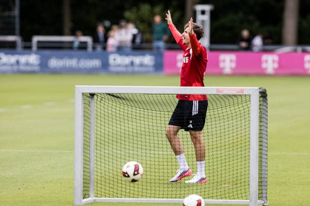 COLOGNE, GERMANY - JULY 22: Rav van den Berg (1. FC Koeln, 33) cheering during a training session of season 2026 27 at Geissbockheim on July 22, 2026 in Cologne, Germany. North Rhine Westphalia Germany Copyright: xSteffiexWunderlx