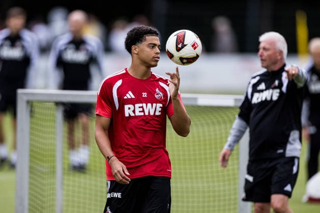 COLOGNE, GERMANY - JULY 22: Jahmai Simpson-Pusey (1. FC Koeln, 22) playing around with a ball during a training session of season 2026 27 at Geissbockheim on July 22, 2026 in Cologne, Germany. North Rhine Westphalia Germany Copyright: xSteffiexWunderlx