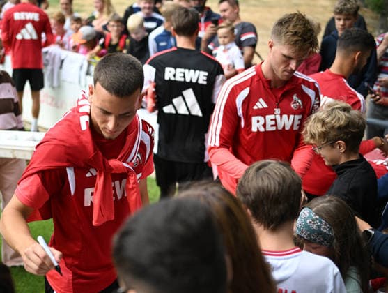 22.07.2026, xophax, Fussball 1.Bundesliga, 1.FC Koeln Training. Said El Mala ( 1.FC Köln ) und Marius Bülter geben Autogramme und machen mit Fans Selfies. Koeln *** July 22, 2026, xophax, Soccer, Bundesliga 1, 1. FC Köln Training: Said El Mala of 1. FC Köln and Marius Bülter sign autographs and take selfies with fans in Cologne