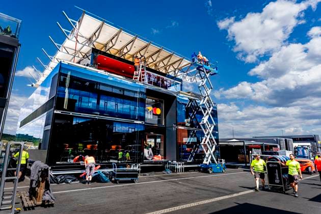 BUDAPEST - Setting up the McLaren Formula One team hospitality during Formula 1 Hungary at the Hungaroring circuit on July 22, 2026 in Budapest, Hungary. (Photo by DeFodi Images) - *** BUDAPEST: Setting up the McLaren Formula One team s hospitality area during the Formula 1 Hungarian Grand Prix at the Hungaroring circuit on July 22, 2026, in Budapest, Hungary. Photo by DeFodi Images