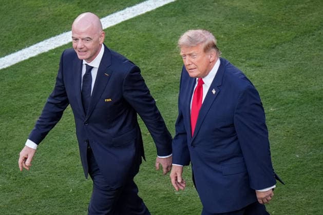 USA: Fussball FIFA World Cup, WM, Weltmeisterschaft, Fussball 2026 Finale - Spanien vs Argentinien - New York New Jersey Stadium in East Rutherford, New Jersey (USA): Gianni Infantino, Präsident des Fußball-Weltverbandes FIFA, und Donald Trump, Präsident der Vereinigten Staaten von Amerika, betreten bei der FIFA Fußball-Weltmeisterschaft 2026 gemeinsam den Rasen. Aufsicht, Prominente, Politik, Sportfunktionär, FIFA, Fußball, Stadion, Endspiel, FIFA World Cup 2026, Event. *** USA Soccer 2026 FIFA World Cup Final: Spain vs. Argentina at the New York-New Jersey Stadium in East Rutherford, New Jersey, USA Gianni Infantino, President of FIFA, the world soccer governing body, and Donald Trump, President of the United States of America, walk onto the field together at the 2026 FIFA World Cup. Overview, Celebrities, Politics, Sports Official, FIFA, soccer, stadium, final, 2026 FIFA World Cup, event Copyright: xJOERANxSTEINSIEKx