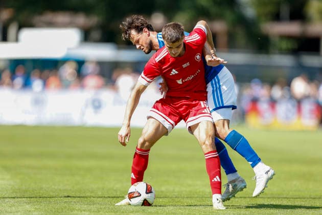 SOCCER - Schalke vs Kharkiv, test match KEMATEN,AUSTRIA,22.JUL.26 - SOCCER - 1. DFL, 1. Deutsche Bundesliga, Premjer-Liha, FC Schalke 04 vs FC Kharkiv, test match. Image shows Denys Antiukh (Kharkiv) and Adrian Gantenbein (Schalke).  GEPAxpictures xMarkoxVulic