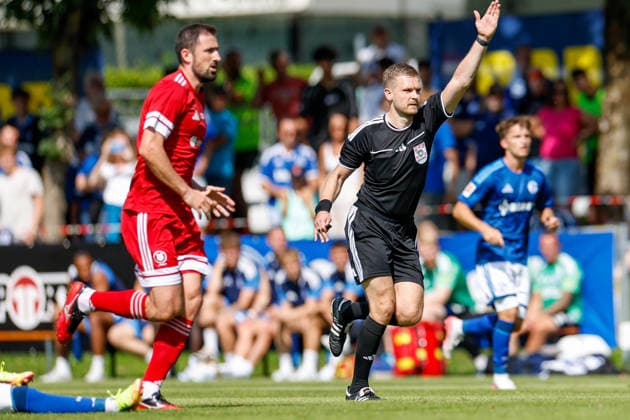 SOCCER - Schalke vs Kharkiv, test match KEMATEN,AUSTRIA,22.JUL.26 - SOCCER - 1. DFL, 1. Deutsche Bundesliga, Premjer-Liha, FC Schalke 04 vs FC Kharkiv, test match. Image shows referee Daniel Pfister.  GEPAxpictures xMarkoxVulic