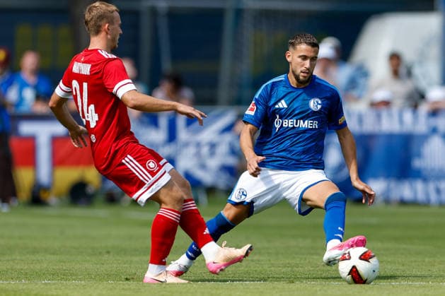 SOCCER - Schalke vs Kharkiv, test match KEMATEN,AUSTRIA,22.JUL.26 - SOCCER - 1. DFL, 1. Deutsche Bundesliga, Premjer-Liha, FC Schalke 04 vs FC Kharkiv, test match. Image shows Oleksandr Martyniuk (Kharkiv) and Adil Aouchiche (Schalke).  GEPAxpictures xMarkoxVulic