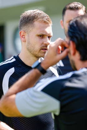 SOCCER - Schalke vs Kharkiv, test match KEMATEN,AUSTRIA,22.JUL.26 - SOCCER - 1. DFL, 1. Deutsche Bundesliga, Premjer-Liha, FC Schalke 04 vs FC Kharkiv, test match. Image shows referee Daniel Pfister.  GEPAxpictures xMarkoxVulic