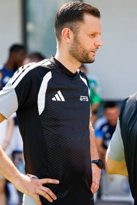 SOCCER - Schalke vs Kharkiv, test match KEMATEN,AUSTRIA,22.JUL.26 - SOCCER - 1. DFL, 1. Deutsche Bundesliga, Premjer-Liha, FC Schalke 04 vs FC Kharkiv, test match. Image shows assistant referee Philip Gschliesser.  GEPAxpictures xMarkoxVulic