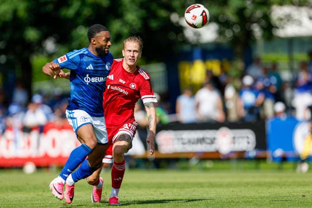 SOCCER - Schalke vs Kharkiv, test match KEMATEN,AUSTRIA,22.JUL.26 - SOCCER - 1. DFL, 1. Deutsche Bundesliga, Premjer-Liha, FC Schalke 04 vs FC Kharkiv, test match. Image shows Moussa Sylla (Schalke) and Artem Shabanov (Kharkiv).  GEPAxpictures xMarkoxVulic
