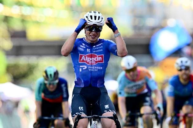 Tour de France 2026 Stage 17 VOIRON, FRANCE - JULY 22 : Philipsen Jasper (BEL) of Alpecin - Premier Tech wins the sprint during stage 17 of the 113rd edition of Tour de France an UCI World Tour 2.UWT cycling road race stage for Men Elite of 175 km with start in Chambery and finish in Voiron on July 22, 2026 in Voiron, France, 22 07 2026 ( Motordriver Kurt Vandenborre - Voiron France  Copyright: xPeterxDexVoechtx