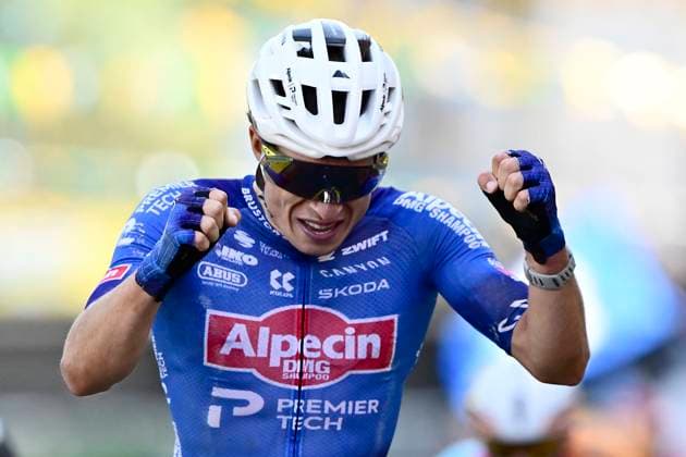 Tour de France 2026 Stage 17 VOIRON, FRANCE - JULY 22 : Philipsen Jasper (BEL) of Alpecin - Premier Tech wins the sprint during stage 17 of the 113rd edition of Tour de France an UCI World Tour 2.UWT cycling road race stage for Men Elite of 175 km with start in Chambery and finish in Voiron on July 22, 2026 in Voiron, France, 22 07 2026 ( Motordriver Kurt Vandenborre - Voiron France  Copyright: xPeterxDexVoechtx