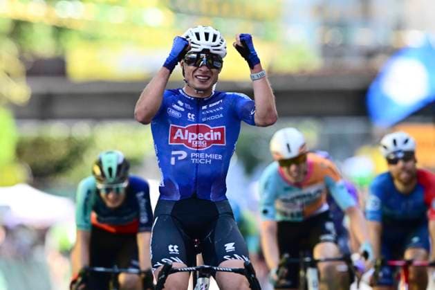 Tour de France 2026 Stage 17 VOIRON, FRANCE - JULY 22 : Philipsen Jasper (BEL) of Alpecin - Premier Tech wins the sprint during stage 17 of the 113rd edition of Tour de France an UCI World Tour 2.UWT cycling road race stage for Men Elite of 175 km with start in Chambery and finish in Voiron on July 22, 2026 in Voiron, France, 22 07 2026 ( Motordriver Kurt Vandenborre - Voiron France  Copyright: xPeterxDexVoechtx