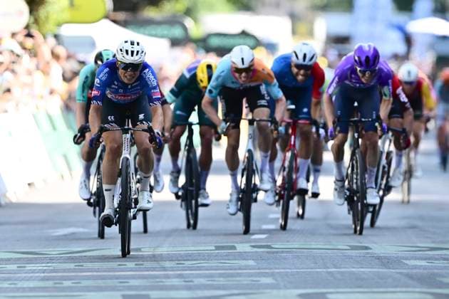 Tour de France 2026 Stage 17 VOIRON, FRANCE - JULY 22 : Philipsen Jasper (BEL) of Alpecin - Premier Tech wins the sprint during stage 17 of the 113rd edition of Tour de France an UCI World Tour 2.UWT cycling road race stage for Men Elite of 175 km with start in Chambery and finish in Voiron on July 22, 2026 in Voiron, France, 22 07 2026 ( Motordriver Kurt Vandenborre - Voiron France  Copyright: xPeterxDexVoechtx