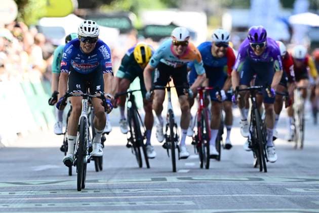 Tour de France 2026 Stage 17 VOIRON, FRANCE - JULY 22 : Philipsen Jasper (BEL) of Alpecin - Premier Tech wins the sprint during stage 17 of the 113rd edition of Tour de France an UCI World Tour 2.UWT cycling road race stage for Men Elite of 175 km with start in Chambery and finish in Voiron on July 22, 2026 in Voiron, France, 22 07 2026 ( Motordriver Kurt Vandenborre - Voiron France  Copyright: xPeterxDexVoechtx