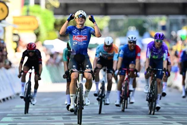 Tour de France 2026 Stage 17 VOIRON, FRANCE - JULY 22 : Philipsen Jasper (BEL) of Alpecin - Premier Tech wins the sprint during stage 17 of the 113rd edition of Tour de France an UCI World Tour 2.UWT cycling road race stage for Men Elite of 175 km with start in Chambery and finish in Voiron on July 22, 2026 in Voiron, France, 22 07 2026 ( Motordriver Kurt Vandenborre - Voiron France  Copyright: xPeterxDexVoechtx