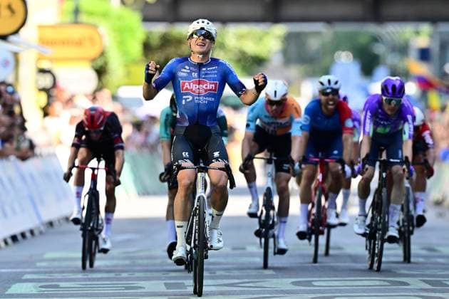 Tour de France 2026 Stage 17 VOIRON, FRANCE - JULY 22 : Philipsen Jasper (BEL) of Alpecin - Premier Tech wins the sprint during stage 17 of the 113rd edition of Tour de France an UCI World Tour 2.UWT cycling road race stage for Men Elite of 175 km with start in Chambery and finish in Voiron on July 22, 2026 in Voiron, France, 22 07 2026 ( Motordriver Kurt Vandenborre - Voiron France  Copyright: xPeterxDexVoechtx