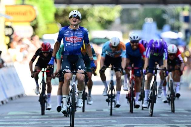Tour de France 2026 Stage 17 VOIRON, FRANCE - JULY 22 : Philipsen Jasper (BEL) of Alpecin - Premier Tech wins the sprint during stage 17 of the 113rd edition of Tour de France an UCI World Tour 2.UWT cycling road race stage for Men Elite of 175 km with start in Chambery and finish in Voiron on July 22, 2026 in Voiron, France, 22 07 2026 ( Motordriver Kurt Vandenborre - Voiron France  Copyright: xPeterxDexVoechtx