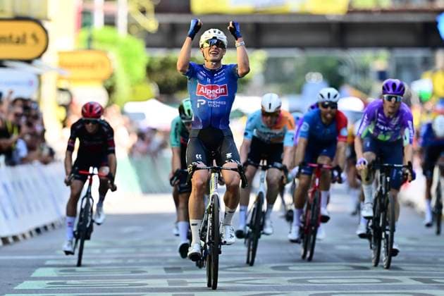 Tour de France 2026 Stage 17 VOIRON, FRANCE - JULY 22 : Philipsen Jasper (BEL) of Alpecin - Premier Tech wins the sprint during stage 17 of the 113rd edition of Tour de France an UCI World Tour 2.UWT cycling road race stage for Men Elite of 175 km with start in Chambery and finish in Voiron on July 22, 2026 in Voiron, France, 22 07 2026 ( Motordriver Kurt Vandenborre - Voiron France  Copyright: xPeterxDexVoechtx