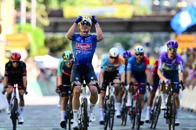 Tour de France 2026 Stage 17 VOIRON, FRANCE - JULY 22 : Philipsen Jasper (BEL) of Alpecin - Premier Tech wins the sprint during stage 17 of the 113rd edition of Tour de France an UCI World Tour 2.UWT cycling road race stage for Men Elite of 175 km with start in Chambery and finish in Voiron on July 22, 2026 in Voiron, France, 22 07 2026 ( Motordriver Kurt Vandenborre - Voiron France  Copyright: xPeterxDexVoechtx