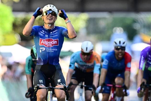 Tour de France 2026 Stage 17 VOIRON, FRANCE - JULY 22 : Philipsen Jasper (BEL) of Alpecin - Premier Tech wins the sprint during stage 17 of the 113rd edition of Tour de France an UCI World Tour 2.UWT cycling road race stage for Men Elite of 175 km with start in Chambery and finish in Voiron on July 22, 2026 in Voiron, France, 22 07 2026 ( Motordriver Kurt Vandenborre - Voiron France  Copyright: xPeterxDexVoechtx