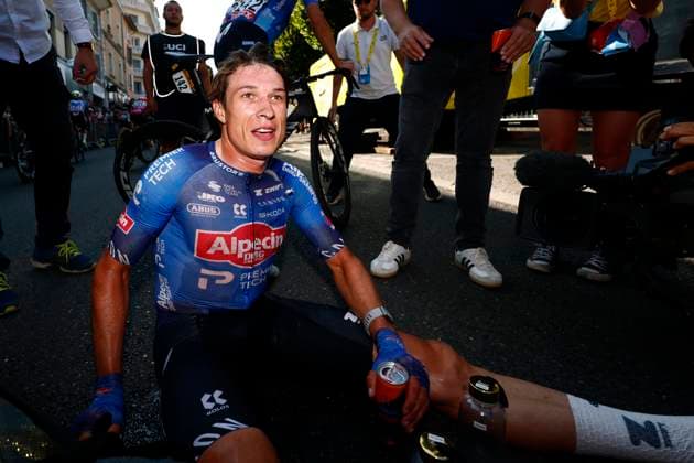Tour de France 2026 Stage 17 VOIRON, FRANCE - JULY 22 : Philipsen Jasper (BEL) of Alpecin - Premier Tech celebrates the victory after stage 17 of the 113rd edition of Tour de France an UCI World Tour 2.UWT cycling road race stage for Men Elite of 175 km with start in Chambery and finish in Voiron on July 22, 2026 in Voiron, France, 22 07 2026 ( Motordriver Kurt Vandenborre - Voiron France  Copyright: xLucaxBettinix