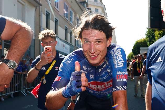 Tour de France 2026 Stage 17 VOIRON, FRANCE - JULY 22 : Philipsen Jasper (BEL) of Alpecin - Premier Tech celebrates the victory after stage 17 of the 113rd edition of Tour de France an UCI World Tour 2.UWT cycling road race stage for Men Elite of 175 km with start in Chambery and finish in Voiron on July 22, 2026 in Voiron, France, 22 07 2026 ( Motordriver Kurt Vandenborre - Voiron France  Copyright: xLucaxBettinix