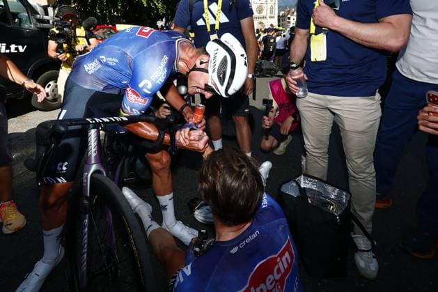 Dutch Mathieu van der Poel of Alpecin-Premier Tech congratulates Belgian Jasper Philipsen of Alpecin-Premier Tech after winning stage 17 of the 2026 Tour de France cycling race, a stage of 175km from Chambery to Voiron, on Wednesday 22 July 2026. The 113th edition of the Tour de France starts on Saturday 4 July in Barcelona, Spain, and will finish in Paris, France on the 26th of July. POOLxLUCAxBETTINI  x181764411x