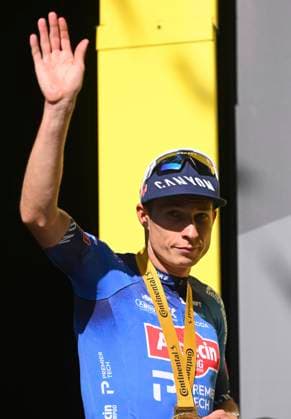 Tour de France 2026 Stage 17 VOIRON, FRANCE - JULY 22 : Philipsen Jasper (BEL) of Alpecin - Premier Tech pictured during the podium ceremony of stage 17 of the 113rd edition of Tour de France an UCI World Tour 2.UWT cycling road race stage for Men Elite of 175 km with start in Chambery and finish in Voiron on July 22, 2026 in Voiron, France, 22 07 2026 ( Motordriver Kurt Vandenborre - Voiron France  Copyright: xGvgx