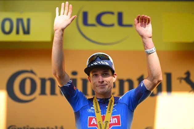 Tour de France 2026 Stage 17 VOIRON, FRANCE - JULY 22 : Philipsen Jasper (BEL) of Alpecin - Premier Tech pictured during the podium ceremony of stage 17 of the 113rd edition of Tour de France an UCI World Tour 2.UWT cycling road race stage for Men Elite of 175 km with start in Chambery and finish in Voiron on July 22, 2026 in Voiron, France, 22 07 2026 ( Motordriver Kurt Vandenborre - Voiron France  Copyright: xGvgx