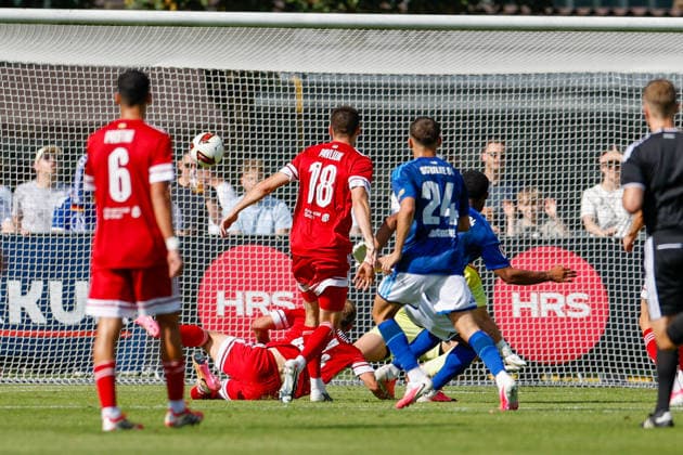 SOCCER - Schalke vs Kharkiv, test match KEMATEN,AUSTRIA,22.JUL.26 - SOCCER - 1. DFL, 1. Deutsche Bundesliga, Premjer-Liha, FC Schalke 04 vs FC Kharkiv, test match. Image shows the goal being scored.  GEPAxpictures xMarkoxVulic