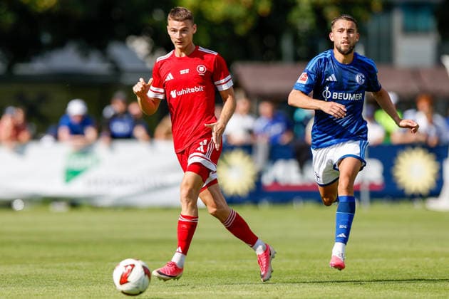 SOCCER - Schalke vs Kharkiv, test match KEMATEN,AUSTRIA,22.JUL.26 - SOCCER - 1. DFL, 1. Deutsche Bundesliga, Premjer-Liha, FC Schalke 04 vs FC Kharkiv, test match. Image shows Oleksandr Yatsyk (Kharkiv) and Adil Aouchiche (Schalke).  GEPAxpictures xMarkoxVulic