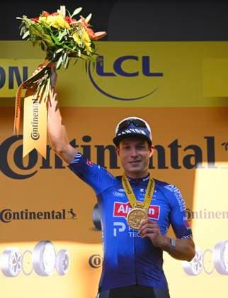 Tour de France 2026 Stage 17 VOIRON, FRANCE - JULY 22 : Philipsen Jasper (BEL) of Alpecin - Premier Tech pictured during the podium ceremony of stage 17 of the 113rd edition of Tour de France an UCI World Tour 2.UWT cycling road race stage for Men Elite of 175 km with start in Chambery and finish in Voiron on July 22, 2026 in Voiron, France, 22 07 2026 ( Motordriver Kurt Vandenborre - Voiron France  Copyright: xGvgx