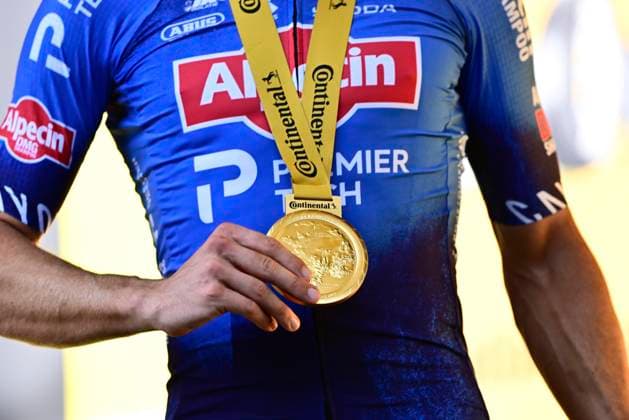 Tour de France 2026 Stage 17 VOIRON, FRANCE - JULY 22 : Philipsen Jasper (BEL) of Alpecin - Premier Tech pictured during the podium ceremony of stage 17 of the 113rd edition of Tour de France an UCI World Tour 2.UWT cycling road race stage for Men Elite of 175 km with start in Chambery and finish in Voiron on July 22, 2026 in Voiron, France, 22 07 2026 ( Motordriver Kurt Vandenborre - Voiron France  Copyright: xPeterxDexVoechtx