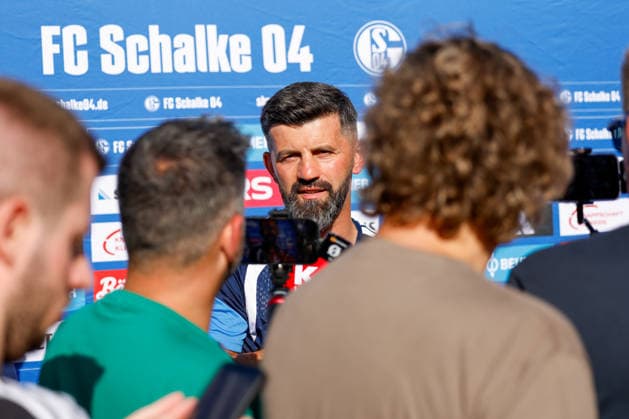 SOCCER - Schalke vs Kharkiv, test match KEMATEN,AUSTRIA,22.JUL.26 - SOCCER - 1. DFL, 1. Deutsche Bundesliga, Premjer-Liha, FC Schalke 04 vs FC Kharkiv, test match. Image shows head coach Miron Muslic (Schalke).  GEPAxpictures xMarkoxVulic