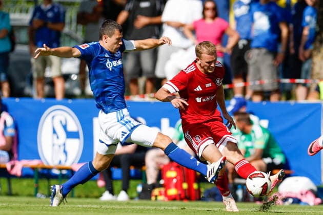 SOCCER - Schalke vs Kharkiv, test match KEMATEN,AUSTRIA,22.JUL.26 - SOCCER - 1. DFL, 1. Deutsche Bundesliga, Premjer-Liha, FC Schalke 04 vs FC Kharkiv, test match. Image shows Magnus Roesner (Schalke) and Oleksandr Martyniuk (Kharkiv,).  GEPAxpictures xMarkoxVulic