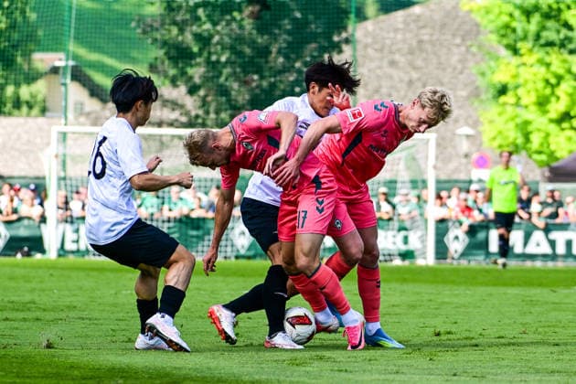 22.07.2026, AUT, Fußball, Herren, 1. Bundesliga, FSP, Saison 2026 2027, Zell am Ziller, SV Werder Bremen vs Fagiano Okayama Haruka Motoyama (Fagiano Okayama, 26), Marco Grüll (Werder Bremen, 17), Oskar Wojcik (Werder Bremen, 3) Zell am Ziller Parkstadion Tirol Österreich *** July 22, 2026, Austria, Soccer, Men s, 1. Bundesliga, FSP, 2026–2027 Season, Zell am Ziller, SV Werder Bremen vs. Fagiano Okayama, Haruka Motoyama (Fagiano Okayama), 26, Marco Grüll (Werder Bremen), 17, Oskar Wojcik (Werder Bremen), 3, Zell am Ziller Parkstadion, Tyrol, Austria Copyright: xNordphotox xHafnerx