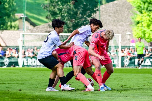22.07.2026, AUT, Fußball, Herren, 1. Bundesliga, FSP, Saison 2026 2027, Zell am Ziller, SV Werder Bremen vs Fagiano Okayama Haruka Motoyama (Fagiano Okayama, 26), Marco Grüll (Werder Bremen, 17), Oskar Wojcik (Werder Bremen, 3) Zell am Ziller Parkstadion Tirol Österreich *** July 22, 2026, Austria, Soccer, Men s, 1. Bundesliga, FSP, 2026–2027 Season, Zell am Ziller, SV Werder Bremen vs. Fagiano Okayama, Haruka Motoyama (Fagiano Okayama), 26, Marco Grüll (Werder Bremen), 17, Oskar Wojcik (Werder Bremen), 3, Zell am Ziller Parkstadion, Tyrol, Austria Copyright: xNordphotox xHafnerx