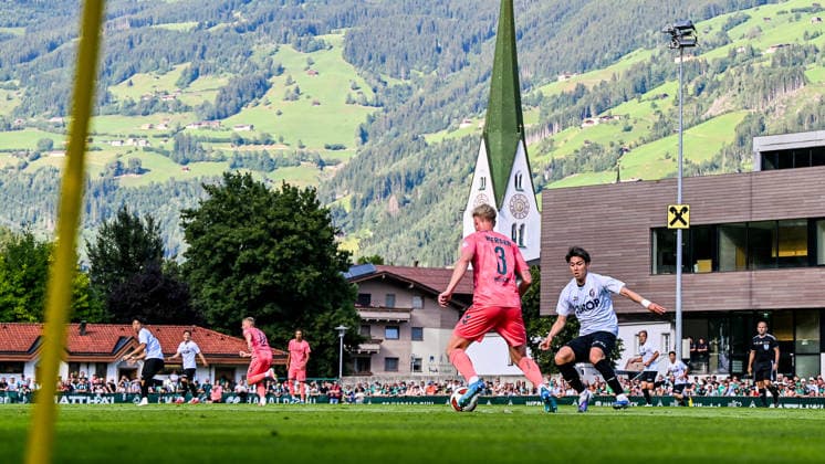 22.07.2026, AUT, Fußball, Herren, 1. Bundesliga, FSP, Saison 2026 2027, Zell am Ziller, SV Werder Bremen vs Fagiano Okayama Oskar Wojcik (Werder Bremen, 3) vor dem Kirchturm von Zell am Ziller Zell am Ziller Parkstadion Tirol Österreich *** July 22, 2026, Austria, Soccer, Men s, 1st Bundesliga, FSP, 2026–2027 Season, Zell am Ziller, SV Werder Bremen vs. Fagiano Okayama, Oskar Wojcik, Werder Bremen, 3 in front of the church tower in Zell am Ziller, Zell am Ziller Parkstadion, Tyrol, Austria Copyright: xNordphotox xHafnerx