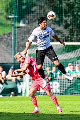 22.07.2026, AUT, Fußball, Herren, 1. Bundesliga, FSP, Saison 2026 2027, Zell am Ziller, SV Werder Bremen vs Fagiano Okayama Marco Grüll (Werder Bremen, 17), Ryoya Ogawa (Fagiano Okayama, 4) Zell am Ziller Parkstadion Tirol Österreich *** July 22, 2026, Austria, Soccer, Men s, 1. Bundesliga, FSP, 2026–2027 Season, Zell am Ziller, SV Werder Bremen vs. Fagiano Okayama Marco Grüll (Werder Bremen), 17, Ryoya Ogawa (Fagiano Okayama), 4 Zell am Ziller Parkstadion, Tyrol, Austria Copyright: xNordphotox xHafnerx