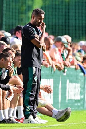 22.07.2026, AUT, Freundschaftsspiel SV Werder Bremen vs Fagiano Okayama Fussball, Saison 2026 2027), Trainer Daniel Thioune (Werder Bremen) Zell am Ziller Parkstadion Zillertal Österreich *** July 22, 2026, Austria, Friendly Match: SV Werder Bremen vs. Fagiano Okayama, Soccer, 2026–2027 Season, Coach Daniel Thioune, Werder Bremen, Zell am Ziller, Parkstadion Zillertal, Austria Copyright: xnordphotoxGmbHx xKFOTOx