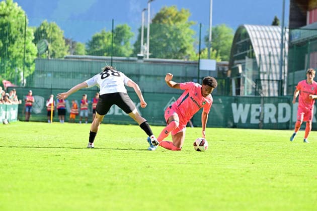 22.07.2026, AUT, Freundschaftsspiel SV Werder Bremen vs Fagiano Okayama Fussball, Saison 2026 2027), Paul Erevbenagie Werder Bremen 38) Towa Yamane (Fagiano 88) Zell am Ziller Parkstadion Zillertal Österreich *** July 22, 2026, AUT, Friendly Match: SV Werder Bremen vs. Fagiano Okayama, Soccer, 2026–2027 Season, Paul Erevbenagie (Werder Bremen) 38, Towa Yamane (Fagiano) 88, Zell am Ziller Parkstadion Zillertal, Austria Copyright: xnordphotoxGmbHx xKFOTOx