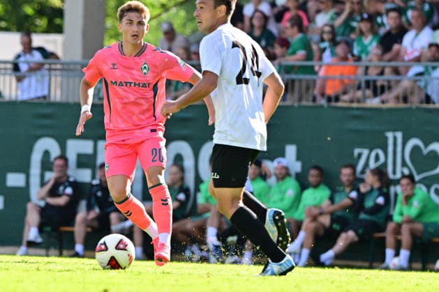 22.07.2026, AUT, Freundschaftsspiel SV Werder Bremen vs Fagiano Okayama Fussball, Saison 2026 2027), Chuki (Werder Bremen 20) Ibuki Fujita (Fagiano 24) Zell am Ziller Parkstadion Zillertal Österreich *** July 22, 2026, Austria, Friendly Match: SV Werder Bremen vs. Fagiano Okayama, Soccer, 2026–2027 Season, Chuki (Werder Bremen) 20, Ibuki Fujita (Fagiano) 24, Zell am Ziller Parkstadion Zillertal, Austria Copyright: xnordphotoxGmbHx xKFOTOx
