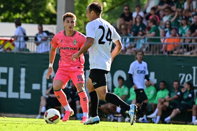 22.07.2026, AUT, Freundschaftsspiel SV Werder Bremen vs Fagiano Okayama Fussball, Saison 2026 2027), Chuki (Werder Bremen 20) Ibuki Fujita (Fagiano 24) Zell am Ziller Parkstadion Zillertal Österreich *** July 22, 2026, Austria, Friendly Match: SV Werder Bremen vs. Fagiano Okayama, Soccer, 2026–2027 Season, Chuki (Werder Bremen) 20, Ibuki Fujita (Fagiano) 24, Zell am Ziller Parkstadion Zillertal, Austria Copyright: xnordphotoxGmbHx xKFOTOx