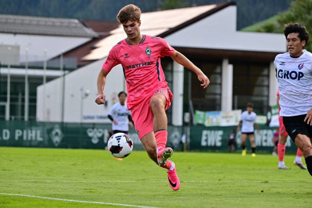 22.07.2026, AUT, Freundschaftsspiel SV Werder Bremen vs Fagiano Okayama Fussball, Saison 2026 2027), Mick Schweigens (Werder Bremen 33) Zell am Ziller Parkstadion Zillertal Österreich *** July 22, 2026, Austria, Friendly Match: SV Werder Bremen vs. Fagiano Okayama, Soccer, 2026–2027 Season, Mick Schweigens, Werder Bremen 33, Zell am Ziller Parkstadion, Zillertal, Austria Copyright: xnordphotoxGmbHx xKFOTOx