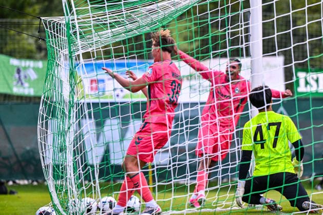 22.07.2026, AUT, Fußball, Herren, 1. Bundesliga, FSP, Saison 2026 2027, Zell am Ziller, SV Werder Bremen vs Fagiano Okayama nach Tor zum 2:0 durch Mats Heitmann (Werder Bremen, 36), Lucas Malacize (Fagiano Okayama, 47) ist geschlagen Zell am Ziller Parkstadion Tirol Österreich *** July 22, 2026, Austria, Soccer, Men s, 1. Bundesliga, FSP, 2026–2027 Season, Zell am Ziller, SV Werder Bremen vs. Fagiano Okayama after Mats Heitmann (Werder Bremen, 36) scored the 2–0 goal; Lucas Malacize (Fagiano Okayama, 47) was beaten at the Zell am Ziller Parkstadion in Tyrol, Austria Copyright: xNordphotox xHafnerx