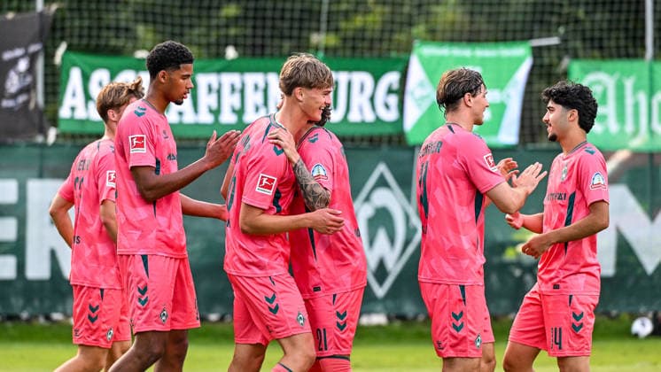 22.07.2026, AUT, Fußball, Herren, 1. Bundesliga, FSP, Saison 2026 2027, Zell am Ziller, SV Werder Bremen vs Fagiano Okayama Mitspieler gratulieren Mats Heitmann (Werder Bremen, 36) nach Tor zum 2:0, Torjubel Zell am Ziller Parkstadion Tirol Österreich *** July 22, 2026, Austria, Soccer, Men s, 1. Bundesliga, FSP, 2026–2027 Season, Zell am Ziller, SV Werder Bremen vs. Fagiano Okayama; Teammates congratulate Mats Heitmann (Werder Bremen, 36) after his goal to make it 2–0; goal celebration at Zell am Ziller Parkstadion, Tyrol, Austria Copyright: xNordphotox xHafnerx
