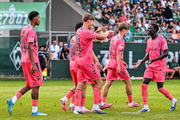 22.07.2026, AUT, Fußball, Herren, 1. Bundesliga, FSP, Saison 2026 2027, Zell am Ziller, SV Werder Bremen vs Fagiano Okayama Mitspieler gratulieren Mats Heitmann (Werder Bremen, 36) nach Tor zum 2:0, Torjubel Zell am Ziller Parkstadion Tirol Österreich *** July 22, 2026, Austria, Soccer, Men s, 1. Bundesliga, FSP, 2026–2027 Season, Zell am Ziller, SV Werder Bremen vs. Fagiano Okayama; Teammates congratulate Mats Heitmann (Werder Bremen, 36) after his goal to make it 2–0; goal celebration at Zell am Ziller Parkstadion, Tyrol, Austria Copyright: xNordphotox xHafnerx
